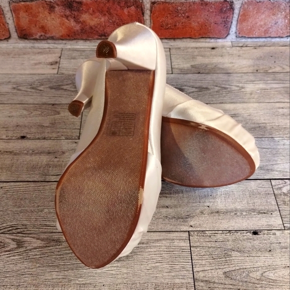 Charmeuse Diana Ivory Pleated Peep Toe Heels with Crystals 6M - Picture 10 of 12